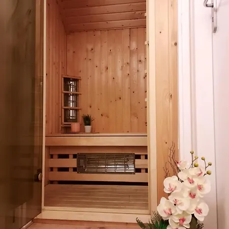 Charming Private Cottage, Sauna, Hottub And Free Parking *